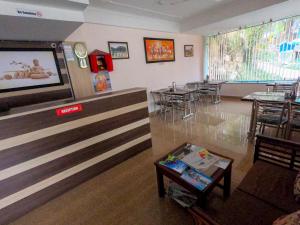 ダラムシャーラーにあるYes Comfort Villa Guest Houseの部屋にテーブルと椅子があるレストラン