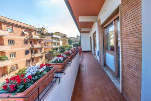un balcone di un edificio con fiori di Appartamenti LUNA e SOLE a Roma