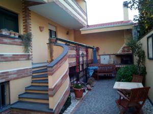 un patio esterno con scale, tavolo e sedie di Stella Marina a Càbras