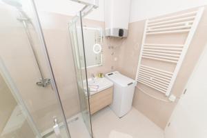 Apartment Ema في زادار: حمام مع دش ومرحاض ومغسلة +38 صورة