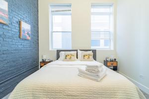 A bed or beds in a room at McCormick Place modern and cosy 420 friendly gem on Michigan avenue with optional parking for 6 guests