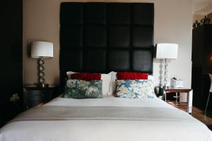 Un pat sau paturi într-o cameră la The Hedge Guesthouse