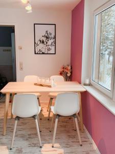 comedor con mesa y 2 sillas en Ferienhaus Rauschenbachmühle, en Arnsfeld