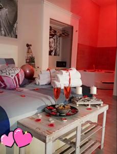 um quarto com uma cama com uma mesa com dois copos de vinho em Artisti Bed&Dreams em Nápoles