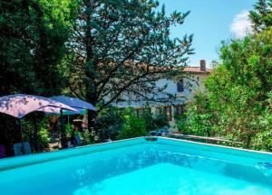 Durfort-et-Saint-Martin-de-SossenacにあるLe Portel des Arnaud Chambres d'Hôtesの家の前のプール