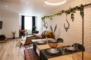 a living room with tables and chairs and a brick wall at L’Intemporel 40 in Châteauroux