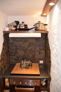 una estufa con ollas y sartenes encima en Birgits Landhaus Willingen, en Willingen
