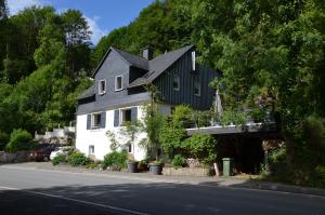 ein Schwarz-Weiß-Haus an der Straßenseite in der Unterkunft Birgits Landhaus Willingen in Willingen