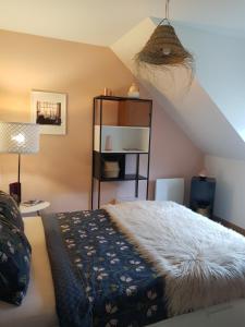 um quarto com uma cama e uma prateleira no sótão em Villa Sainte Marguerite em Pornichet