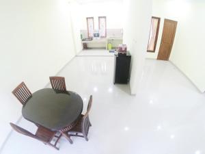 um quarto vazio com uma mesa e cadeiras em South City Homestay in Wirokerten em Bantul