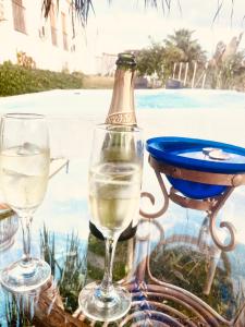 a bottle of water and two glasses on a table at El Lagar de los Abuelos in Arcos de la Frontera