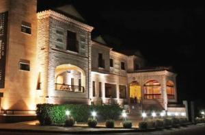ein großes Gebäude mit Lichtern in der Nacht davor in der Unterkunft Hotel La Bastida in Toledo