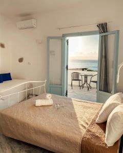 Postel nebo postele na pokoji v ubytování Cactus Beach Paros
