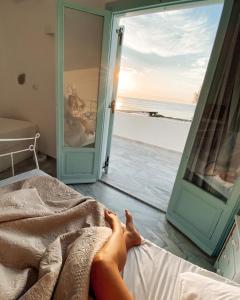 A bed or beds in a room at Cactus Beach Paros