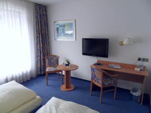 A television and/or entertainment centre at Hotel Stadt Homburg