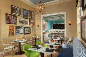restauracja ze stołami i krzesłami oraz żyrandolem w obiekcie Circa 39 Hotel Miami Beach w Miami Beach