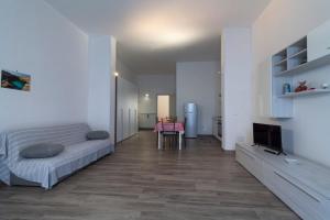 A television and/or entertainment centre at Case vacanza Assunta a Melendugno