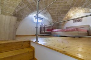 Habitación con 2 camas en una pared de ladrillo en Case vacanza Assunta a Melendugno, en Melendugno