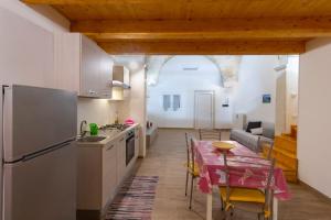 A kitchen or kitchenette at Case vacanza Assunta a Melendugno