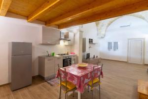 A kitchen or kitchenette at Case vacanza Assunta a Melendugno Még 8 kép