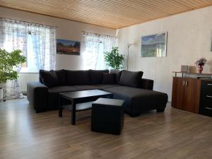 een woonkamer met een bank en een tafel bij Ferienwohnung In Vino Veritas in Neumagen-Dhron
