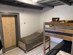 1 dormitorio con 2 literas y puerta en Slowlife Mátra, en Mátraszentistván