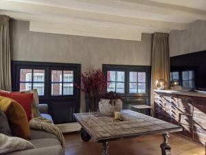 una sala de estar con un sofá y una mesa en LaneStay DamSquare, en Ámsterdam