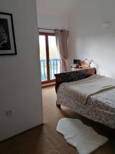 1 dormitorio con 2 camas y ventana en Maison d'Hotes Le Chai d'Armagnac en Monguillem