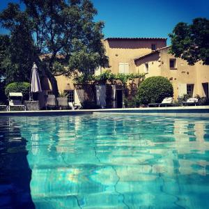 Swimmingpoolen hos eller tæt på Le Mas de Roussillon