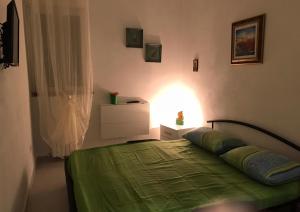 ピスティッチにあるVilla Il Carrubo - Basilicataのベッドルーム1室(ベッド1台、緑の毛布付)