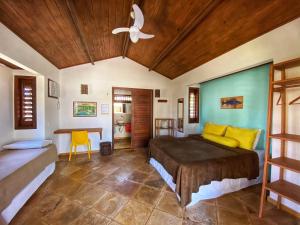 1 dormitorio con 1 cama y ventilador de techo en Pousada Vila Icaraí, en Icaraí
