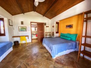 1 dormitorio con 2 camas y mesa en Pousada Vila Icaraí, en Icaraí