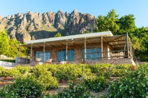 Nespecifikovaný výhled na hory nebo výhled na hory při pohledu z venkovského domu