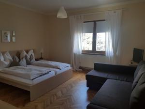 Ένα ή περισσότερα κρεβάτια σε δωμάτιο στο Huber Vendégház