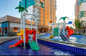 un parque acuático con parque infantil y tobogán acuático en Olimpia Apartamentos, en Olímpia