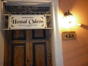 una señal en la puerta de una puerta de hospital en Hostal Odeón, en Valparaíso