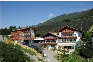 Hotelli – yleisnäkymä tai näkymä vuoristoon majoituspaikasta käsin