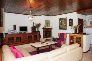 A television and/or entertainment centre at Self Catering Chalet Kulina