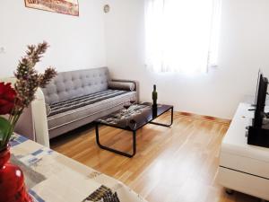 sala de estar con sofá y mesa en Apartment Jadro en Supetar