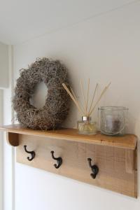a shelf with a wreath and other items on it at B&B de Linge in Gellicum