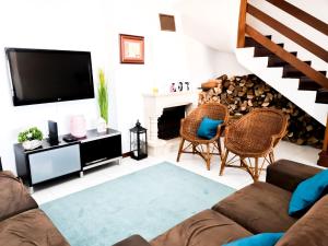 sala de estar con sofá y chimenea en House in beach- Oporto, en Arcozelo