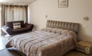 1 dormitorio con 1 cama grande y 1 silla en Vecchio Saracino - Carola 1801, en Agropoli