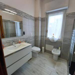 A bathroom at AndEli DUE