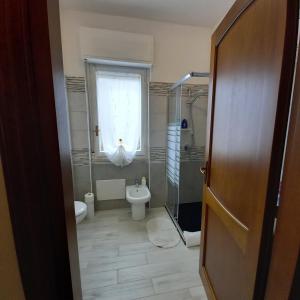 A bathroom at AndEli DUE