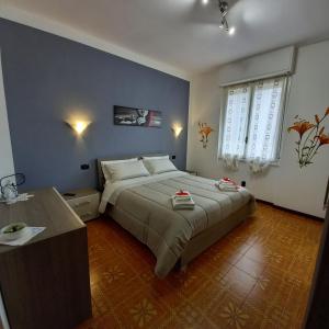 um quarto com uma cama grande e uma secretária em AndEli DUE em Alghero