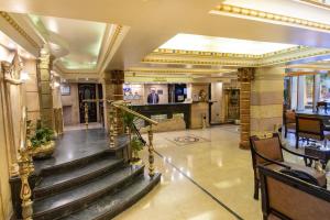 un vestíbulo con una escalera en un edificio en Zayed Hotel, en El Cairo