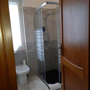 A bathroom at AndEli DUE
