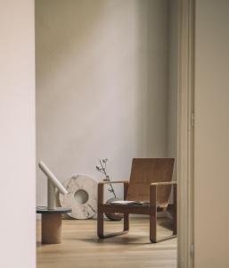un salon avec une chaise et une lampe dans l'établissement Numeroventi Design Residency, à Florence