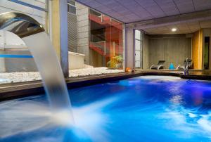 a pool in a hotel room with a water fountain at Hotel Spa La Casa del Rector Almagro in Almagro