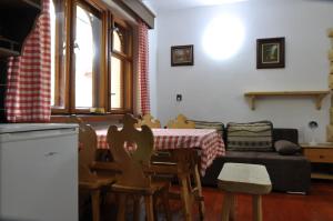 cocina y sala de estar con mesa y sillas en APARTAMENT STELLA en Kościelisko